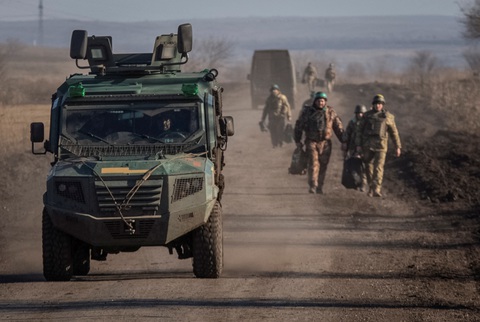 Ukraine rút khỏi Soledar, Nga áp sát điểm nóng Bakhmut - Ảnh 1. Ukraine rút khỏi Soledar, Nga áp sát điểm nóng Bakhmut - Ảnh 1.