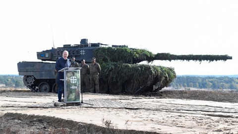 Đức tuyên bố đưa ít nhất 2 tiểu đoàn xe tăng Leopard 2 đến Ukraine - Ảnh 1. Đức tuyên bố đưa ít nhất 2 tiểu đoàn xe tăng Leopard 2 đến Ukraine - Ảnh 1.