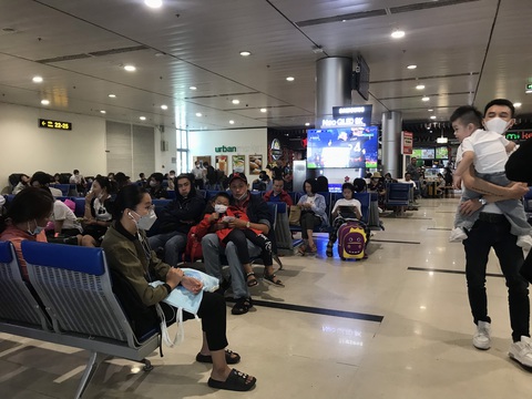 Sân bay Tân Sơn Nhất căng mình đón khách sau Tết - Ảnh 1. Sân bay Tân Sơn Nhất căng mình đón khách sau Tết - Ảnh 1.