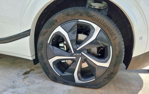 Chỉ thay một lốp, chủ xe điện Kia EV6 mất gần 15,5 triệu đồng - Ảnh 1. Chỉ thay một lốp, chủ xe điện Kia EV6 mất gần 15,5 triệu đồng - Ảnh 1.