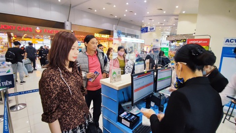Khách ùn ùn quay lại sau Tết, Tân Sơn Nhất rất đông người - Ảnh 3. Khách ùn ùn quay lại sau Tết, Tân Sơn Nhất rất đông người - Ảnh 3.