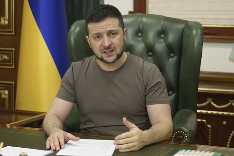 Tổng thống Volodymyr Zelensky bất ngờ xuất hiện trên truyền hình Nga - Ảnh 1. Tổng thống Volodymyr Zelensky bất ngờ xuất hiện trên truyền hình Nga - Ảnh 1.