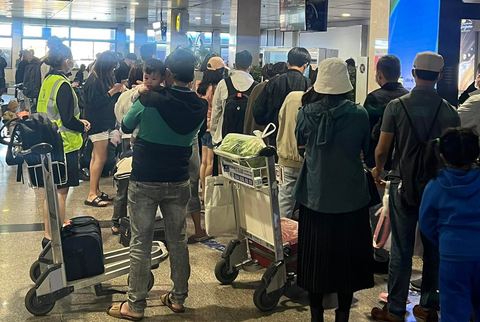 Khách ùn ùn quay lại sau Tết, Tân Sơn Nhất rất đông người - Ảnh 5. Khách ùn ùn quay lại sau Tết, Tân Sơn Nhất rất đông người - Ảnh 5.