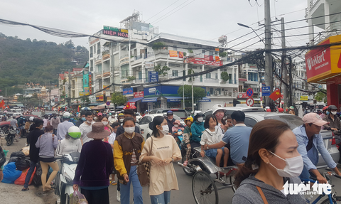 Hàng chục ngàn người về Bảy Núi, xe lôi Châu Đốc ăn nên làm ra - Ảnh 1. Hàng chục ngàn người về Bảy Núi, xe lôi Châu Đốc ăn nên làm ra - Ảnh 1.