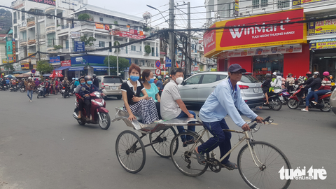 Hàng chục ngàn người về Bảy Núi, xe lôi Châu Đốc ăn nên làm ra - Ảnh 2. Hàng chục ngàn người về Bảy Núi, xe lôi Châu Đốc ăn nên làm ra - Ảnh 2.