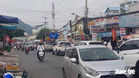 Hàng chục ngàn người về Bảy Núi, xe lôi Châu Đốc ăn nên làm ra - Ảnh 3. Hàng chục ngàn người về Bảy Núi, xe lôi Châu Đốc ăn nên làm ra - Ảnh 3.