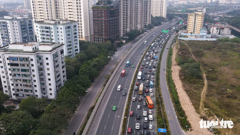 Chiều mùng 5 Tết: Cửa ngõ Hà Nội ùn ứ, nội đô thông thoáng - Ảnh 1. Chiều mùng 5 Tết: Cửa ngõ Hà Nội ùn ứ, nội đô thông thoáng - Ảnh 1.