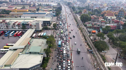 Chiều mùng 5 Tết: Cửa ngõ Hà Nội ùn ứ, nội đô thông thoáng - Ảnh 3. Chiều mùng 5 Tết: Cửa ngõ Hà Nội ùn ứ, nội đô thông thoáng - Ảnh 3.