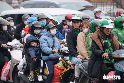 Chiều mùng 5 Tết: Cửa ngõ Hà Nội ùn ứ, nội đô thông thoáng - Ảnh 4. Chiều mùng 5 Tết: Cửa ngõ Hà Nội ùn ứ, nội đô thông thoáng - Ảnh 4.
