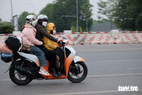 Chiều mùng 5 Tết: Cửa ngõ Hà Nội ùn ứ, nội đô thông thoáng - Ảnh 6. Chiều mùng 5 Tết: Cửa ngõ Hà Nội ùn ứ, nội đô thông thoáng - Ảnh 6.