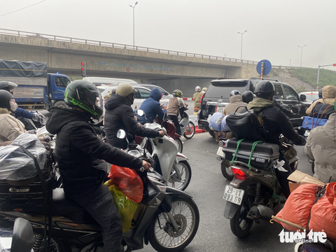 Chiều mùng 5 Tết: Cửa ngõ Hà Nội ùn ứ, nội đô thông thoáng - Ảnh 7. Chiều mùng 5 Tết: Cửa ngõ Hà Nội ùn ứ, nội đô thông thoáng - Ảnh 7.