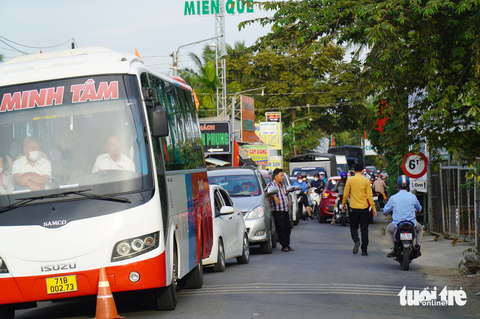 Mùng 5 Tết, cầu Rạch Miễu lại kẹt cứng, phải xả trạm thu phí - Ảnh 3. Mùng 5 Tết, cầu Rạch Miễu lại kẹt cứng, phải xả trạm thu phí - Ảnh 3.
