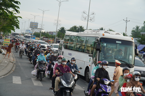 Mùng 5 Tết, cầu Rạch Miễu lại kẹt cứng, phải xả trạm thu phí - Ảnh 5. Mùng 5 Tết, cầu Rạch Miễu lại kẹt cứng, phải xả trạm thu phí - Ảnh 5.