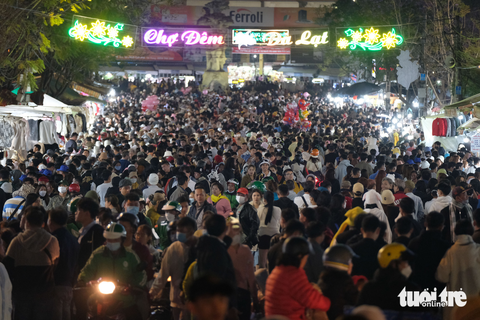 Chợ đêm Đà Lạt thành điểm nóng du lịch Tết - Ảnh 6. Chợ đêm Đà Lạt thành điểm nóng du lịch Tết - Ảnh 6.