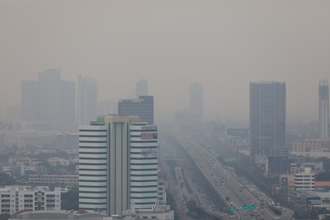 Bangkok kêu gọi dân làm việc tại nhà hoặc đeo mặt nạ phòng độc khi ra đường - Ảnh 1. Bangkok kêu gọi dân làm việc tại nhà hoặc đeo mặt nạ phòng độc khi ra đường - Ảnh 1.