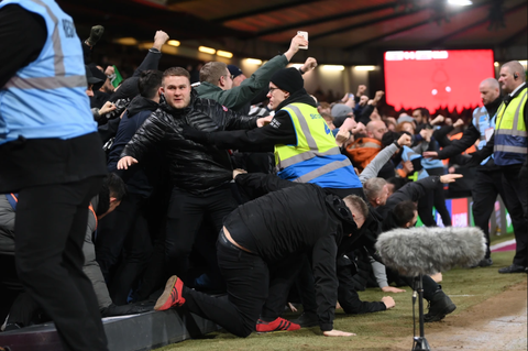 CĐV Man Utd ăn mừng đến sập bảng quảng cáo - Ảnh 4. CĐV Man Utd ăn mừng đến sập bảng quảng cáo - Ảnh 4.