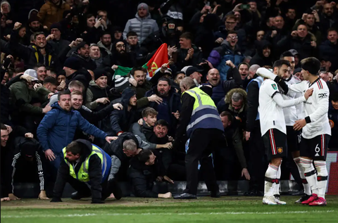 CĐV Man Utd ăn mừng đến sập bảng quảng cáo - Ảnh 1. CĐV Man Utd ăn mừng đến sập bảng quảng cáo - Ảnh 1.