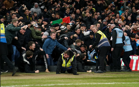 CĐV Man Utd ăn mừng đến sập bảng quảng cáo - Ảnh 3. CĐV Man Utd ăn mừng đến sập bảng quảng cáo - Ảnh 3.