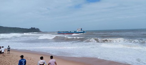 Tàu chở gạo ngàn tấn va vào đá ngầm thủng đáy, 11 thuyền viên trôi dạt trên biển - Ảnh 2. Tàu chở gạo ngàn tấn va vào đá ngầm thủng đáy, 11 thuyền viên trôi dạt trên biển - Ảnh 2.