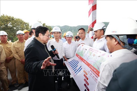 Thủ tướng Phạm Minh Chính kiểm tra dự án xây dựng đường bộ cao tốc Nha Trang - Cam Lâm - Ảnh 2. Thủ tướng Phạm Minh Chính kiểm tra dự án xây dựng đường bộ cao tốc Nha Trang - Cam Lâm - Ảnh 2.