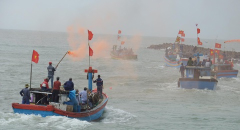 Tàu cá lao ra biển, ngư dân hừng hực khí thế khơi xa - Ảnh 3. Tàu cá lao ra biển, ngư dân hừng hực khí thế khơi xa - Ảnh 3.