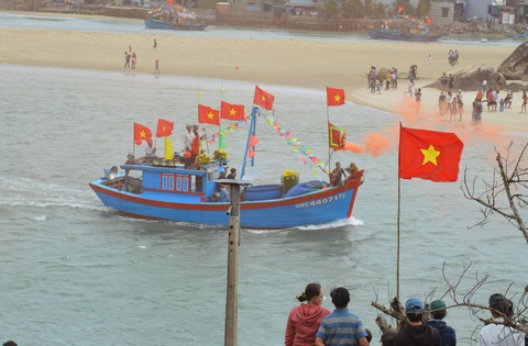 Tàu cá lao ra biển, ngư dân hừng hực khí thế khơi xa - Ảnh 2. Tàu cá lao ra biển, ngư dân hừng hực khí thế khơi xa - Ảnh 2.