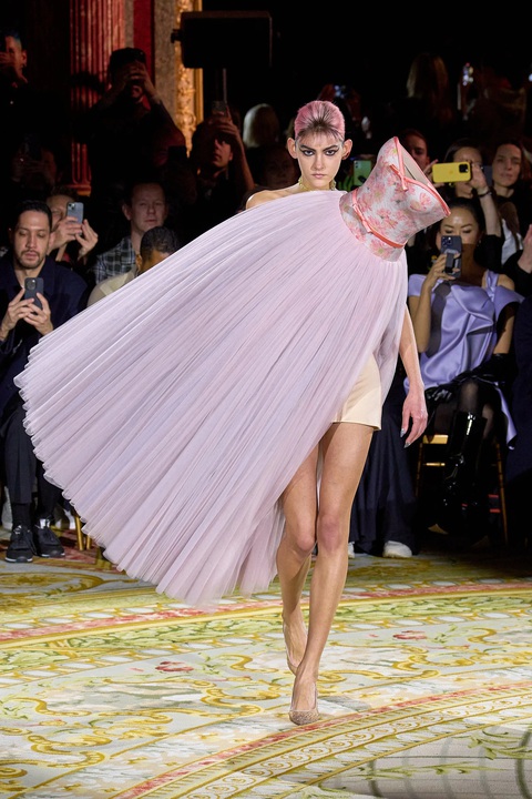 Độc lạ như Paris Fashion Week: Váy áo để ẵm để bồng! - Ảnh 1. Độc lạ như Paris Fashion Week: Váy áo để ẵm để bồng! - Ảnh 1.