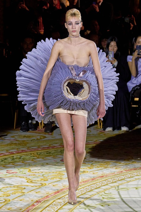 Độc lạ như Paris Fashion Week: Váy áo để ẵm để bồng! - Ảnh 2. Độc lạ như Paris Fashion Week: Váy áo để ẵm để bồng! - Ảnh 2.