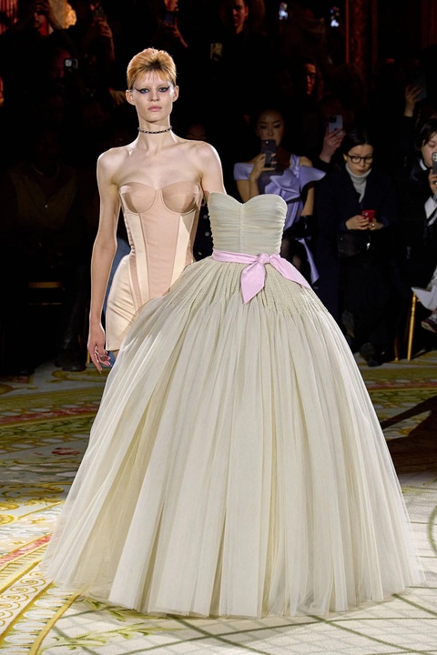 Độc lạ như Paris Fashion Week: Váy áo để ẵm để bồng! - Ảnh 3. Độc lạ như Paris Fashion Week: Váy áo để ẵm để bồng! - Ảnh 3.