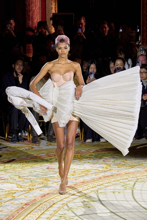Độc lạ như Paris Fashion Week: Váy áo để ẵm để bồng! - Ảnh 4. Độc lạ như Paris Fashion Week: Váy áo để ẵm để bồng! - Ảnh 4.
