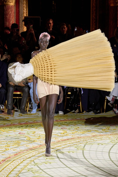 Độc lạ như Paris Fashion Week: Váy áo để ẵm để bồng! - Ảnh 5. Độc lạ như Paris Fashion Week: Váy áo để ẵm để bồng! - Ảnh 5.