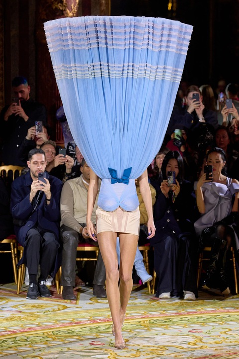 Độc lạ như Paris Fashion Week: Váy áo để ẵm để bồng! - Ảnh 6. Độc lạ như Paris Fashion Week: Váy áo để ẵm để bồng! - Ảnh 6.