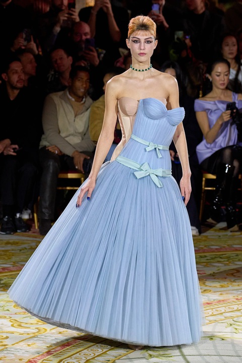 Độc lạ như Paris Fashion Week: Váy áo để ẵm để bồng! - Ảnh 7. Độc lạ như Paris Fashion Week: Váy áo để ẵm để bồng! - Ảnh 7.