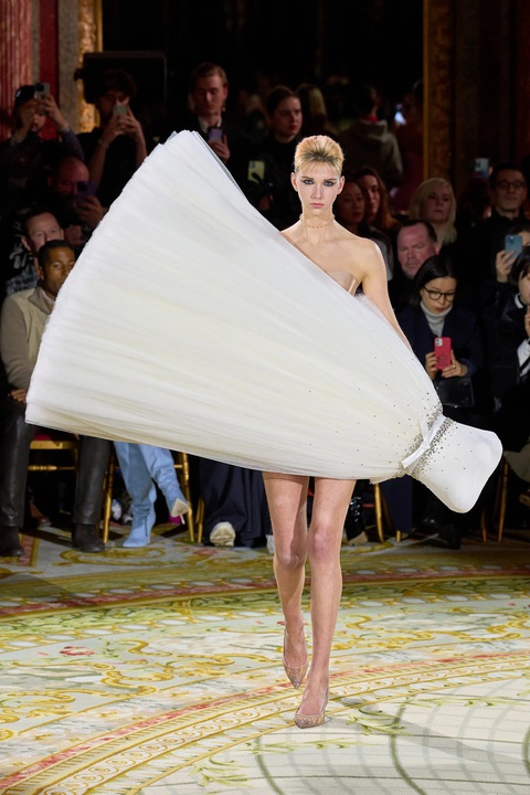 Độc lạ như Paris Fashion Week: Váy áo để ẵm để bồng! - Ảnh 8. Độc lạ như Paris Fashion Week: Váy áo để ẵm để bồng! - Ảnh 8.