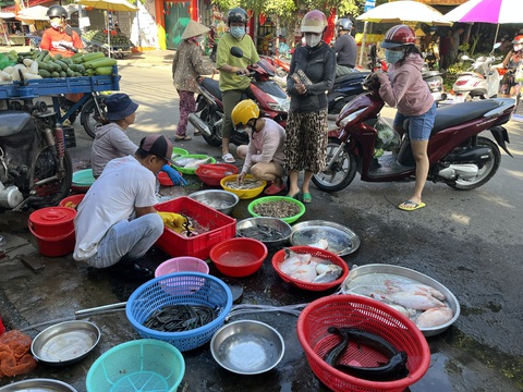 Mùng 5 Tết, chợ tấp nập siêu thị còn vắng - Ảnh 1. Mùng 5 Tết, chợ tấp nập siêu thị còn vắng - Ảnh 1.