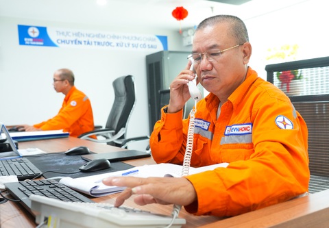 Anh Lê Tuấn Tú, Tổ phó tổ Vận hành 4, Công ty Điện lực Tân Bình, EVNHCMC điện thoại điều hành anh em sửa chữa điện - Ảnh:HỮU HẠNH Anh Lê Tuấn Tú, Tổ phó tổ Vận hành 4, Công ty Điện lực Tân Bình, EVNHCMC điện thoại điều hành anh em sửa chữa điện - Ảnh:HỮU HẠNH