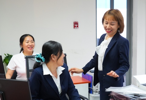 Chị Nguyễn Thị Thùy Trang (đứng), Đội phó Đội Dịch vụ khách hàng, Công ty Điện lực Tân Bình, EVNHCMC trao đổi công việc cùng nhân viên Tổ Giao dịch - Ảnh: HỮU HẠNH Chị Nguyễn Thị Thùy Trang (đứng), Đội phó Đội Dịch vụ khách hàng, Công ty Điện lực Tân Bình, EVNHCMC trao đổi công việc cùng nhân viên Tổ Giao dịch - Ảnh: HỮU HẠNH