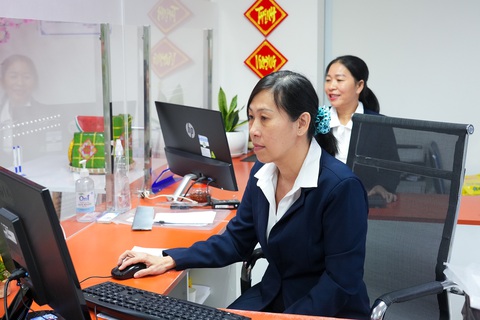 Nhân viên Tổ Giao dịch Công ty Điện lực Tân Bình, EVNHCMC làm việc ngày đầu năm - Ảnh: HỮU HẠNH Nhân viên Tổ Giao dịch Công ty Điện lực Tân Bình, EVNHCMC làm việc ngày đầu năm - Ảnh: HỮU HẠNH