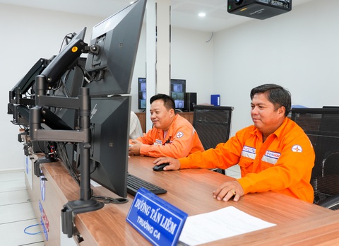 Anh Dương Tấn Liêm (bìa phải), Trưởng ca Vận hành Công ty Điện lực Gia Định, EVNHCMC trực ngày đầu năm - Ảnh: HỮU HẠNH Anh Dương Tấn Liêm (bìa phải), Trưởng ca Vận hành Công ty Điện lực Gia Định, EVNHCMC trực ngày đầu năm - Ảnh: HỮU HẠNH