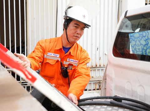 Nhân viên Công ty Điện lực Gia Định, EVNHCMC công tác ngày đầu năm - Ảnh: HỮU HẠNH Nhân viên Công ty Điện lực Gia Định, EVNHCMC công tác ngày đầu năm - Ảnh: HỮU HẠNH