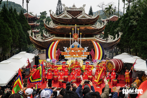 Người dân đội mưa, vượt gió đi hội chùa Hương - Ảnh 2. Người dân đội mưa, vượt gió đi hội chùa Hương - Ảnh 2.