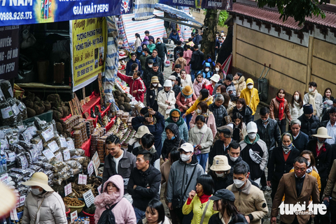 Người dân đội mưa, vượt gió đi hội chùa Hương - Ảnh 3. Người dân đội mưa, vượt gió đi hội chùa Hương - Ảnh 3.