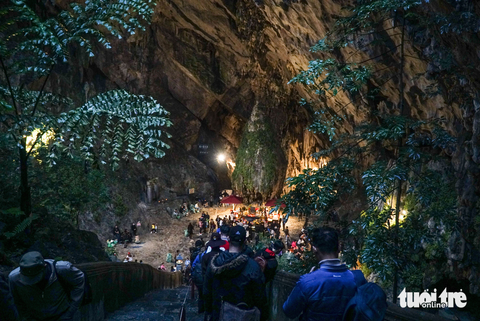 Người dân đội mưa, vượt gió đi hội chùa Hương - Ảnh 6. Người dân đội mưa, vượt gió đi hội chùa Hương - Ảnh 6.