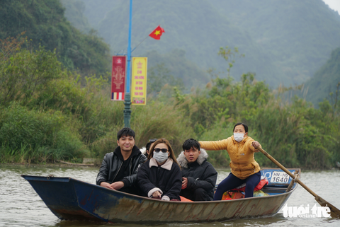 Người dân đội mưa, vượt gió đi hội chùa Hương - Ảnh 9. Người dân đội mưa, vượt gió đi hội chùa Hương - Ảnh 9.