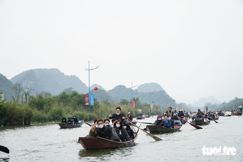 Người dân đội mưa, vượt gió đi hội chùa Hương - Ảnh 10. Người dân đội mưa, vượt gió đi hội chùa Hương - Ảnh 10.