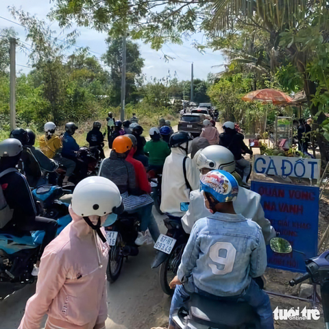 ‘Gà đốt Ô Thum sốt dịp Tết, địa phương tính chuyện làm lại đường cho đẹp - Ảnh 2. ‘Gà đốt Ô Thum sốt dịp Tết, địa phương tính chuyện làm lại đường cho đẹp - Ảnh 2.