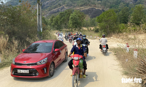 ‘Gà đốt Ô Thum sốt dịp Tết, địa phương tính chuyện làm lại đường cho đẹp - Ảnh 1. ‘Gà đốt Ô Thum sốt dịp Tết, địa phương tính chuyện làm lại đường cho đẹp - Ảnh 1.