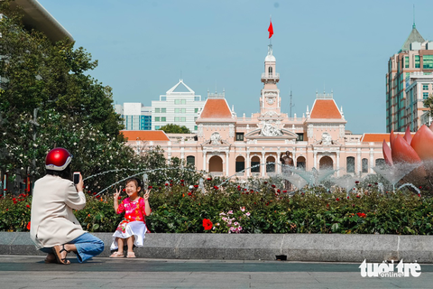 Người dân du xuân đông hơn nhưng tiêu xài ít hơn - Ảnh 4. Người dân du xuân đông hơn nhưng tiêu xài ít hơn - Ảnh 4.