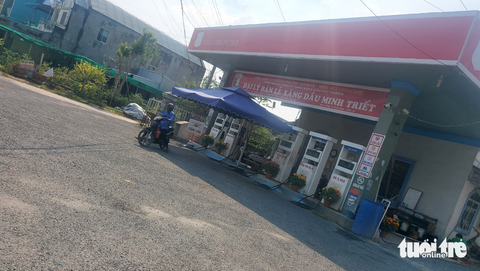 Nhiều cây xăng đường về Bảy Núi hết hàng, tái diễn cây xăng cục gạch - Ảnh 1. Nhiều cây xăng đường về Bảy Núi hết hàng, tái diễn cây xăng cục gạch - Ảnh 1.