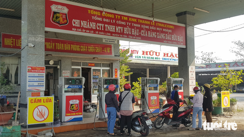 Nhiều cây xăng đường về Bảy Núi hết hàng, tái diễn cây xăng cục gạch - Ảnh 3. Nhiều cây xăng đường về Bảy Núi hết hàng, tái diễn cây xăng cục gạch - Ảnh 3.